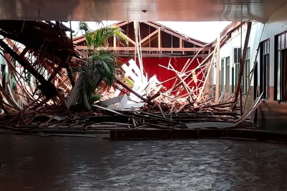 Patio de escola desaba em Formoso