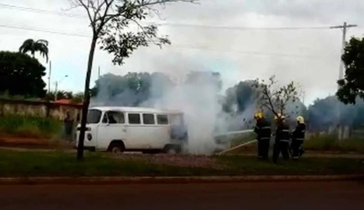 Kombi pega fogo em Palmas 2