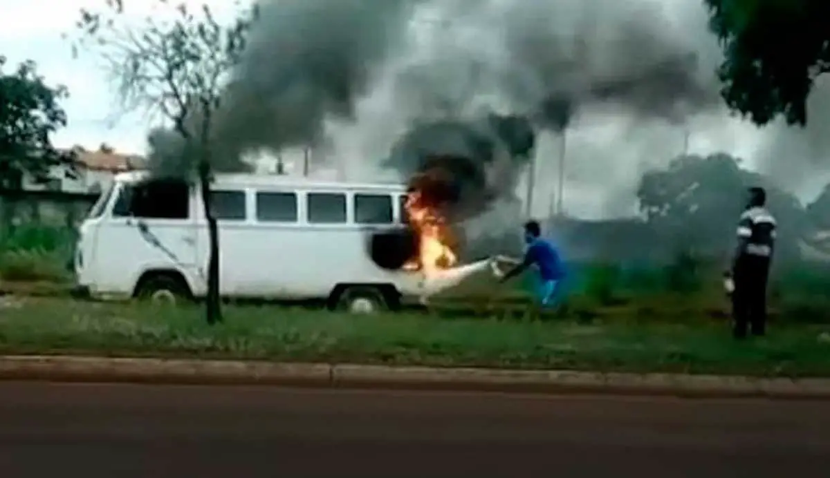 Kombi pega fogo em Palmas