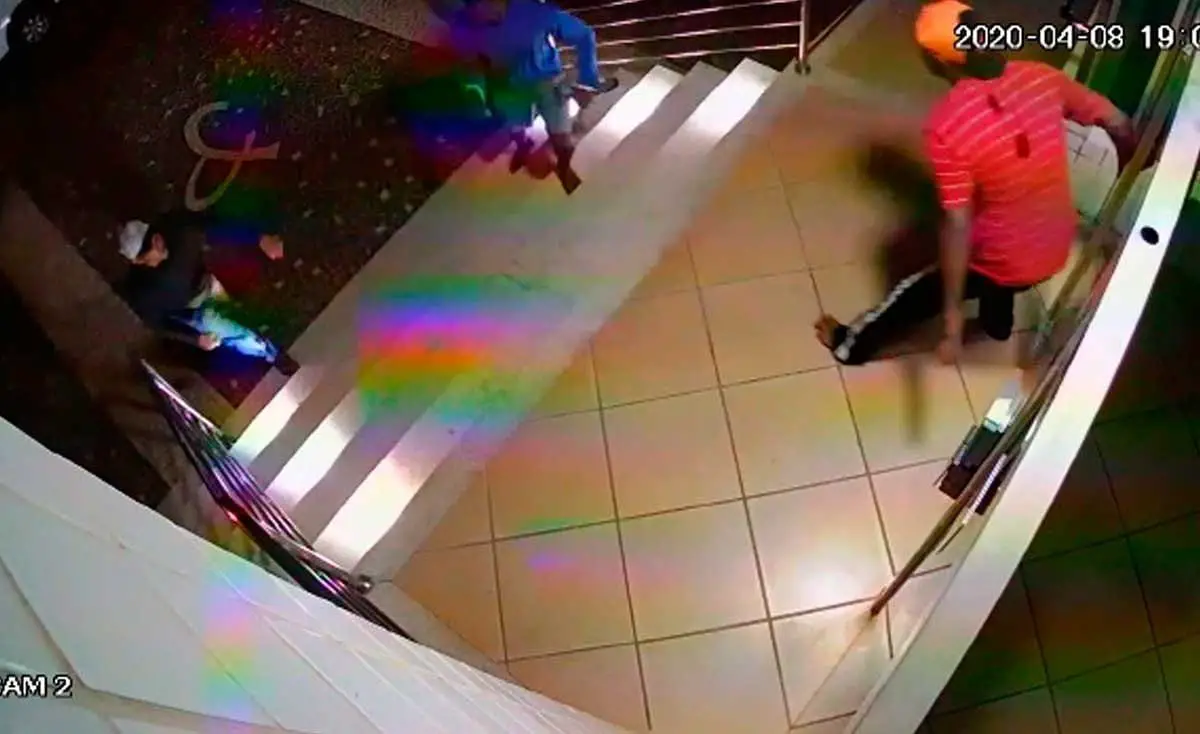 homem morto esfaqueado