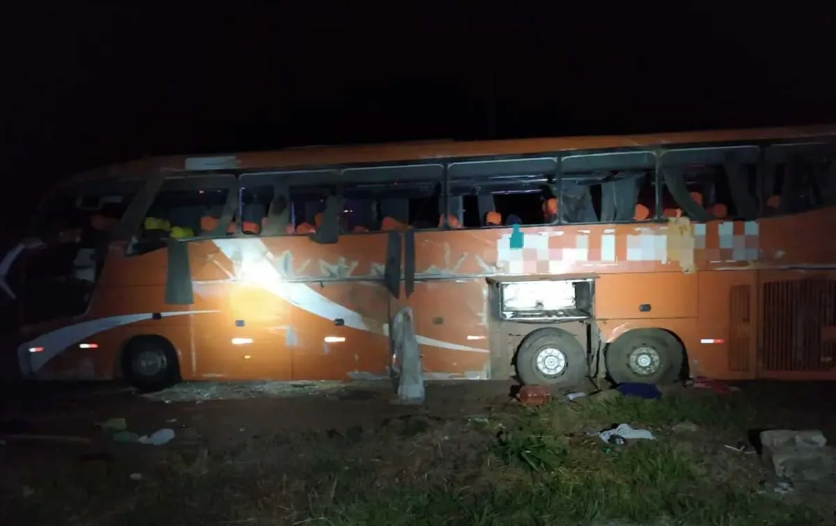 Ônibus tomba na BR-153 perto de Miranorte e deixa três mortos e 19 feridos