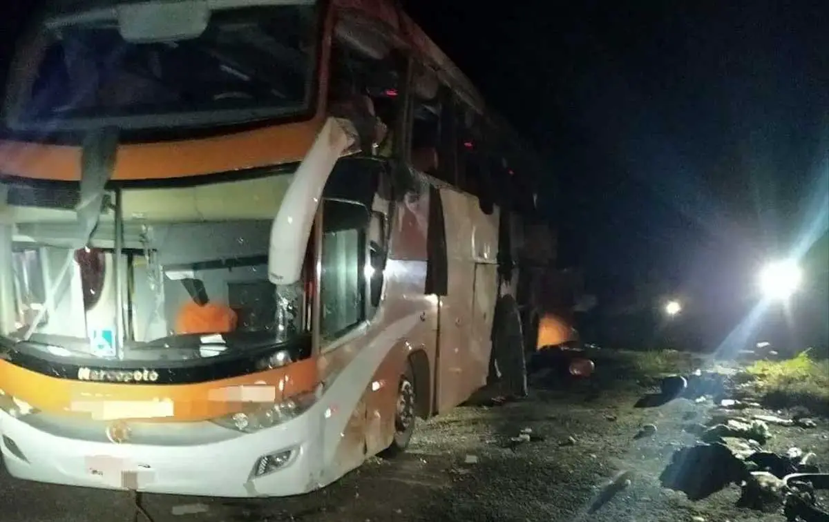 Ônibus tomba na BR-153 perto de Miranorte e deixa três mortos e 19 feridos