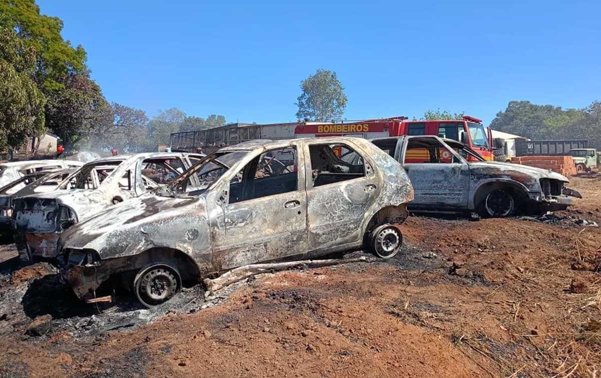 Carros destruídos pelo fogo