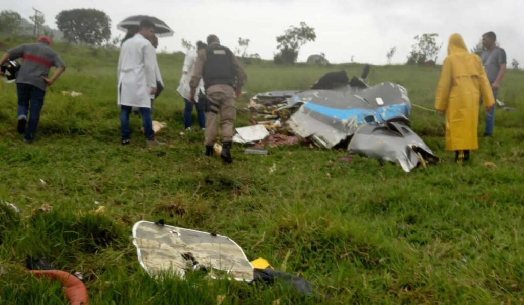 Avião cai e deixa pelo menos 5 mortos no sul de Minas Gerais