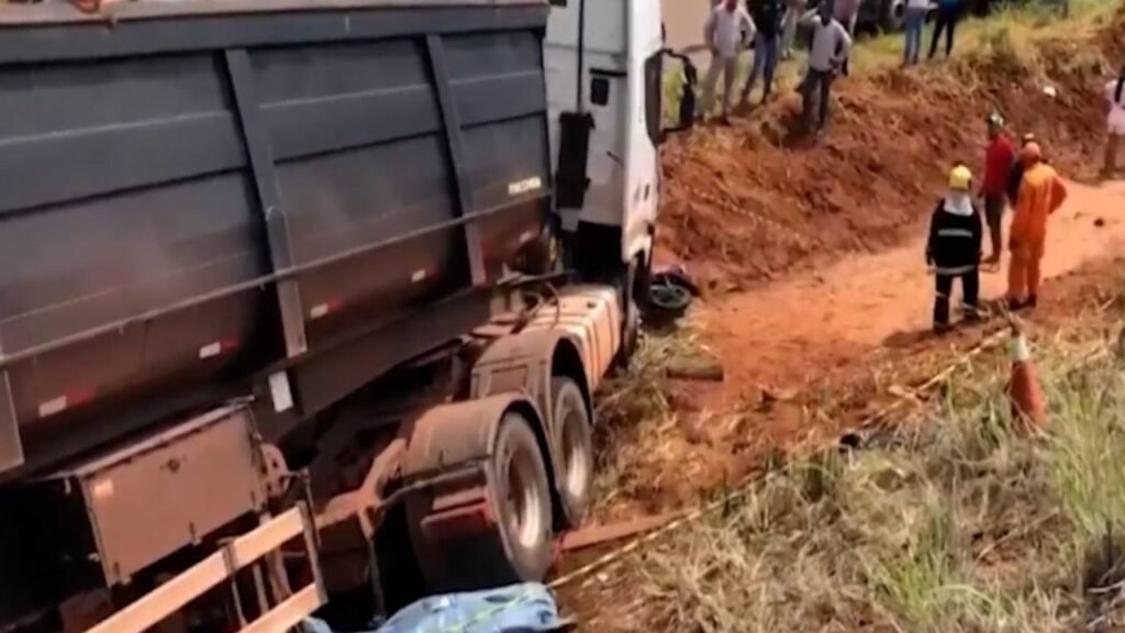 Motociclista morre após ser atingida por caminhão na BR-153