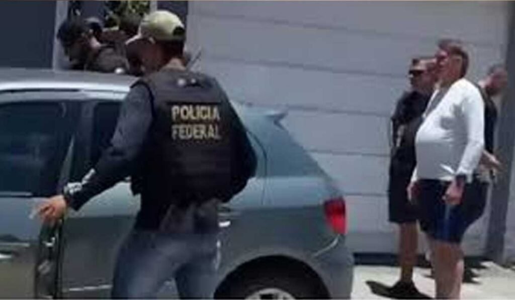 Carlos Bolsonaro entra na mira da PF em ação que investiga espionagem ilegal pela Abin