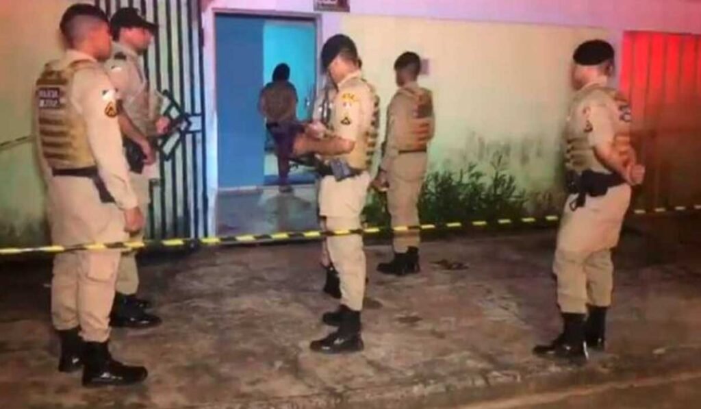 Polícias na frente de casa que foi cena de um homicídio em Araguaína