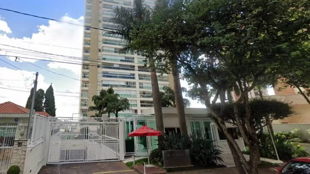 Garoto de 14 anos morre após ficar preso em escada de piscina em condomínio de luxo em SP