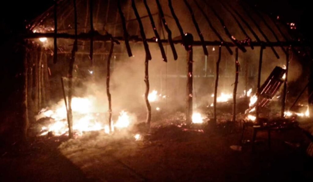 Casa de palha de indígenas pegar fogo enquanto tentavam espantar formigas
