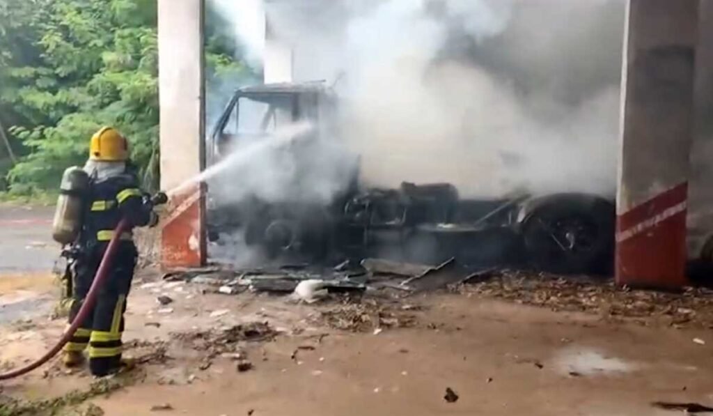 Carro e caminhão são consumidos pelo fogo em pátio da PF no norte do Tocantins