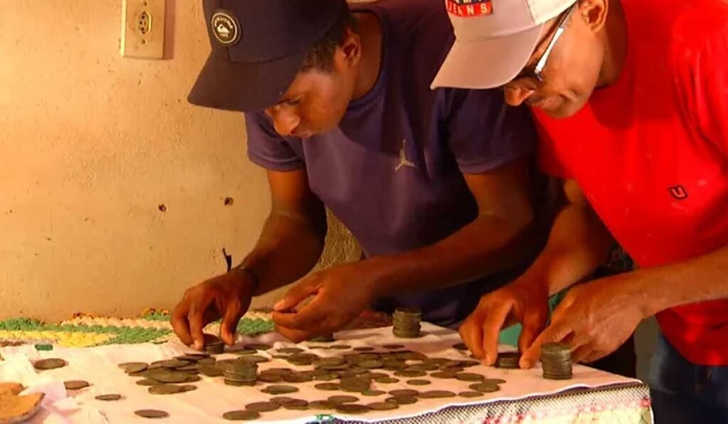 Após comprar detector de metais, lavrador sai para caçar ouro e encontra 'tesouro' do Brasil colonial