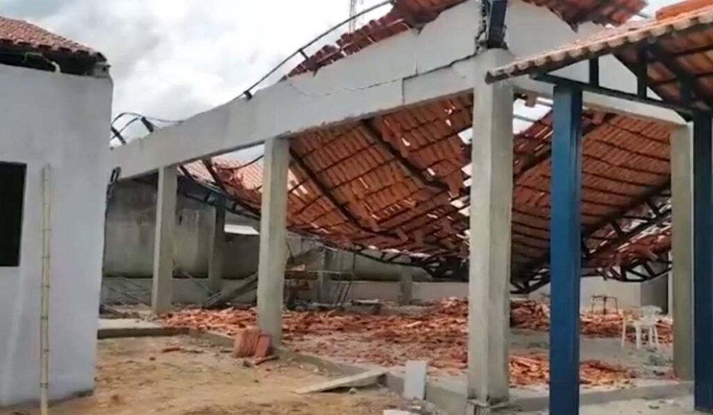 Trabalhadores ficam feridos após telhado de escola desabar durante reform