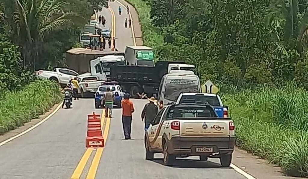 Dois morrem em engavetamento envolvendo carros e caminhões na TO-445