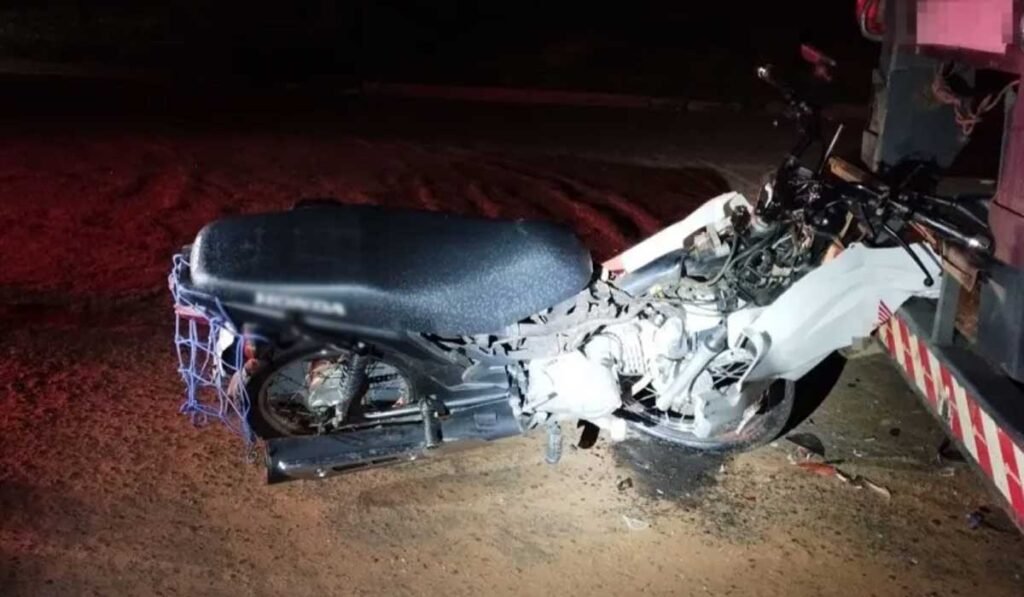Motociclista morre após colidir em caminhão e moto ficar presa ao para-choque