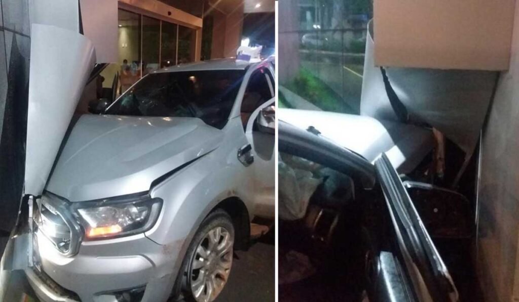 Motorista perde o controle de caminhonete, bate em carro e atinge fachada de hospital