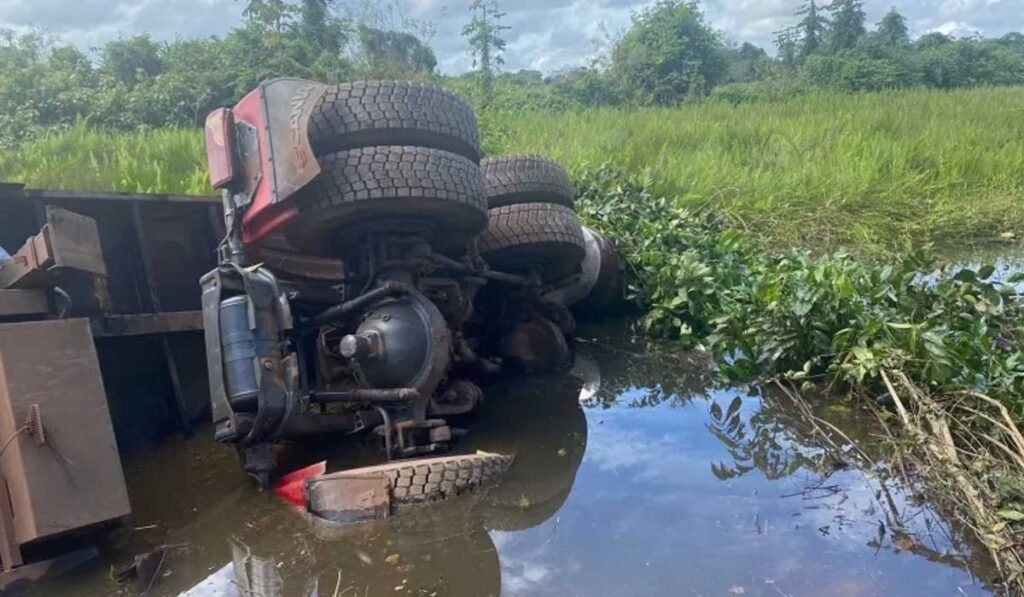 Motorista morre após caminhão tombar e ficar com cabine submersa em área alagada