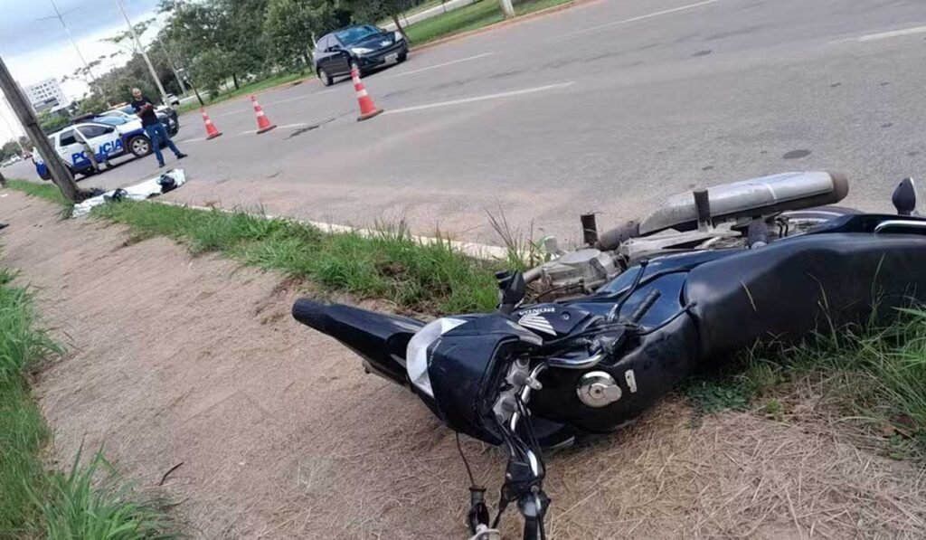 Mãe e filho morrem após moto bater em poste de avenida