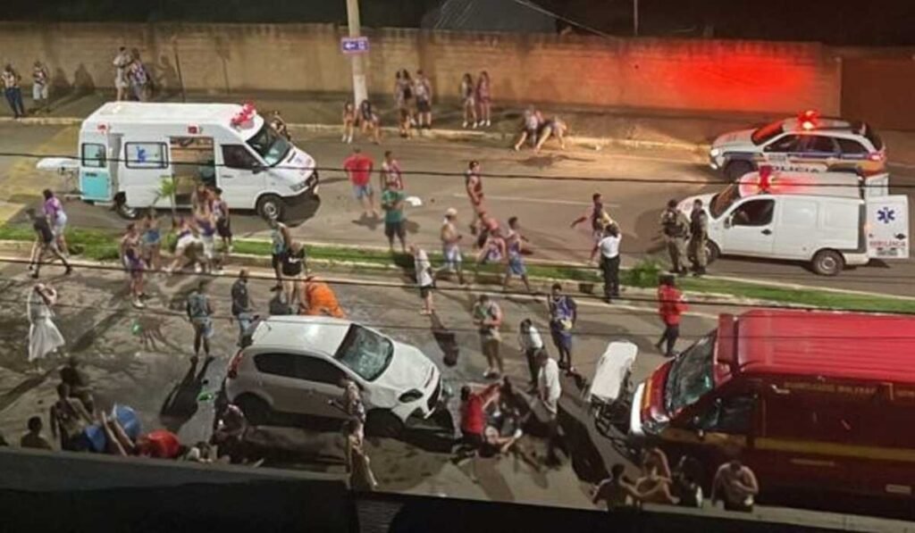 Vídeo: Carro avança contra foliões em bloco e deixa 30 feridos em MG