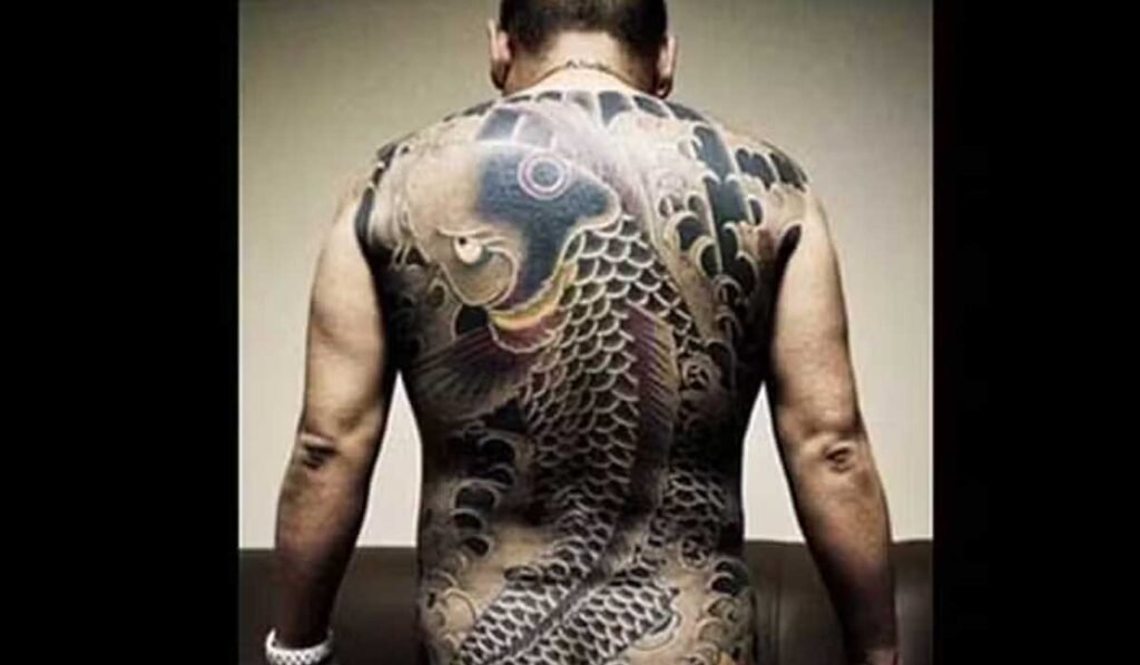 Costas de homem com tatuagens da máfia Yakuza