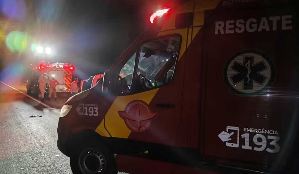 Batida envolvendo táxi e caminhonete mata 5 pessoas e deixa outras 5 feridas na BR-020