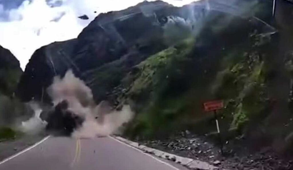 Pedras gigantes despencam de montanha e esmagam caminhões em estrada no Peru