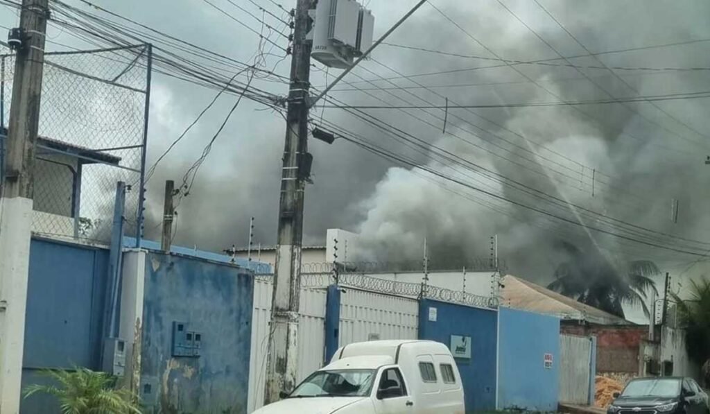 Galpão de empresa de decoração é consumido pelo fogo em Palmas