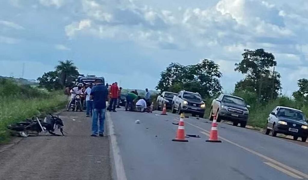 Motociclista morre a caminho do hospital após bater em caminhão e ser atropelado por caminhonete