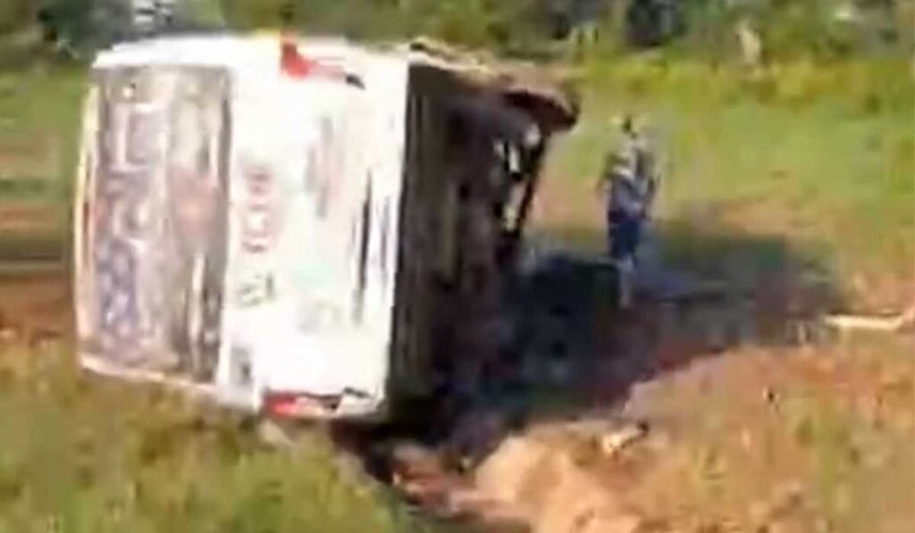 Micro-ônibus de banda de forró tomba na BR-153 e deixa seis pessoas ficam feridas