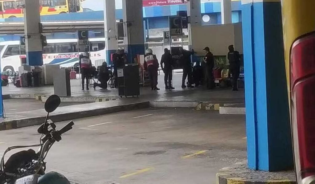 Homem armado faz 17 reféns em ônibus na Rodoviária do Rio e se entrega após 3 horas; Vídeo