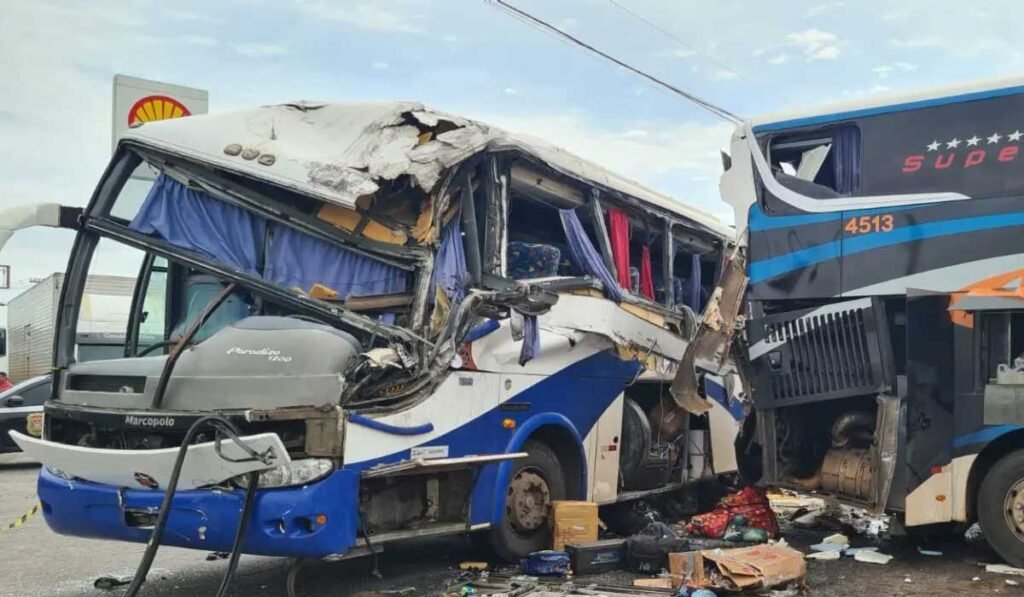 Vídeo mostra batida entre dois ônibus e caminhão que deixou 14 feridos em SP