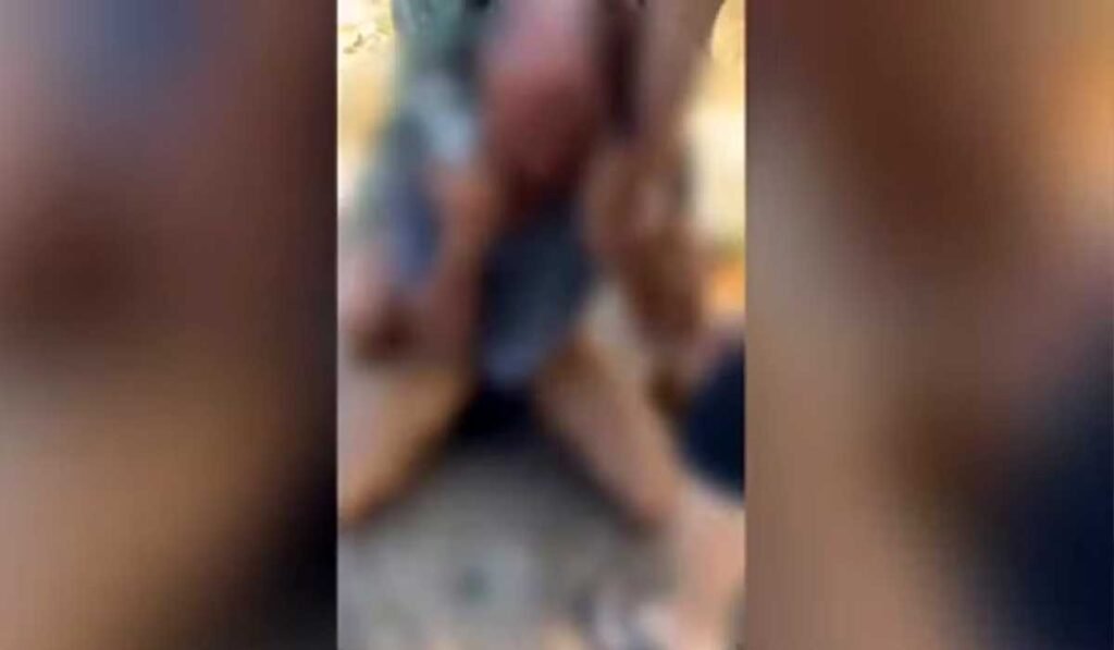 Homem estupra sobrinha e é imobilizado por moradores após sair pelado em rua e se masturbar em frente a mulher