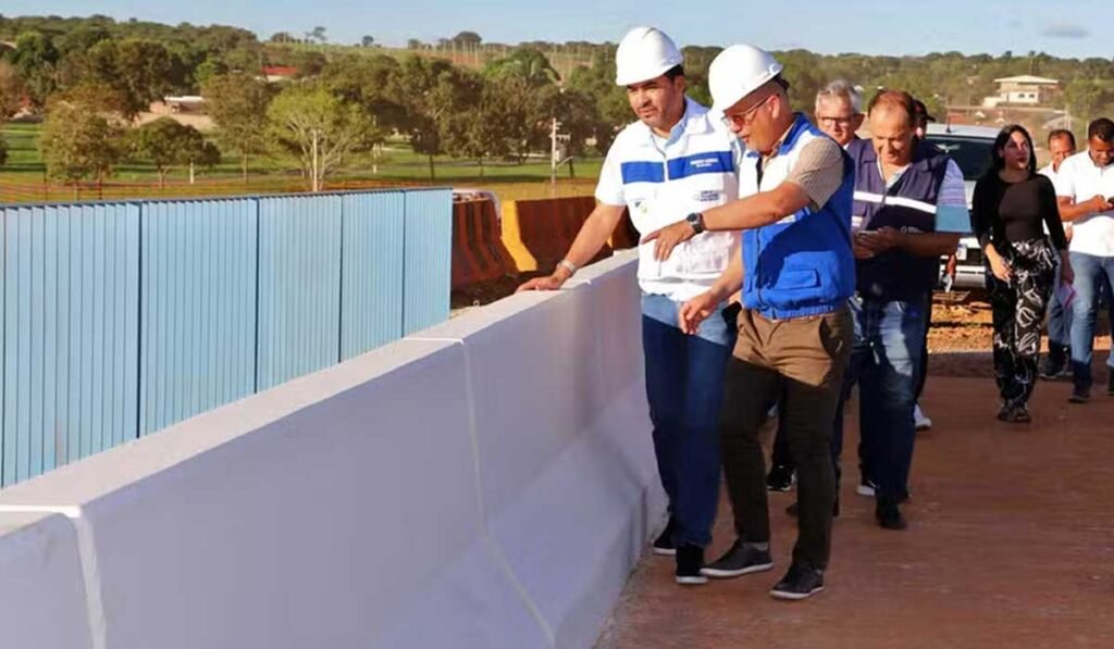 governador fazendo de conta que vistoria as obras da ponte sobre o rio tocantins em Porto Nacional.