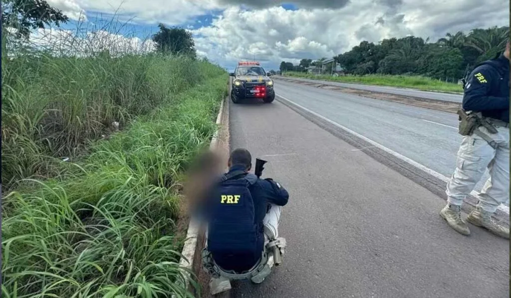 Menino é resgatado após fugir de casa e ser encontrado descalço e sozinho às margens de BR-153