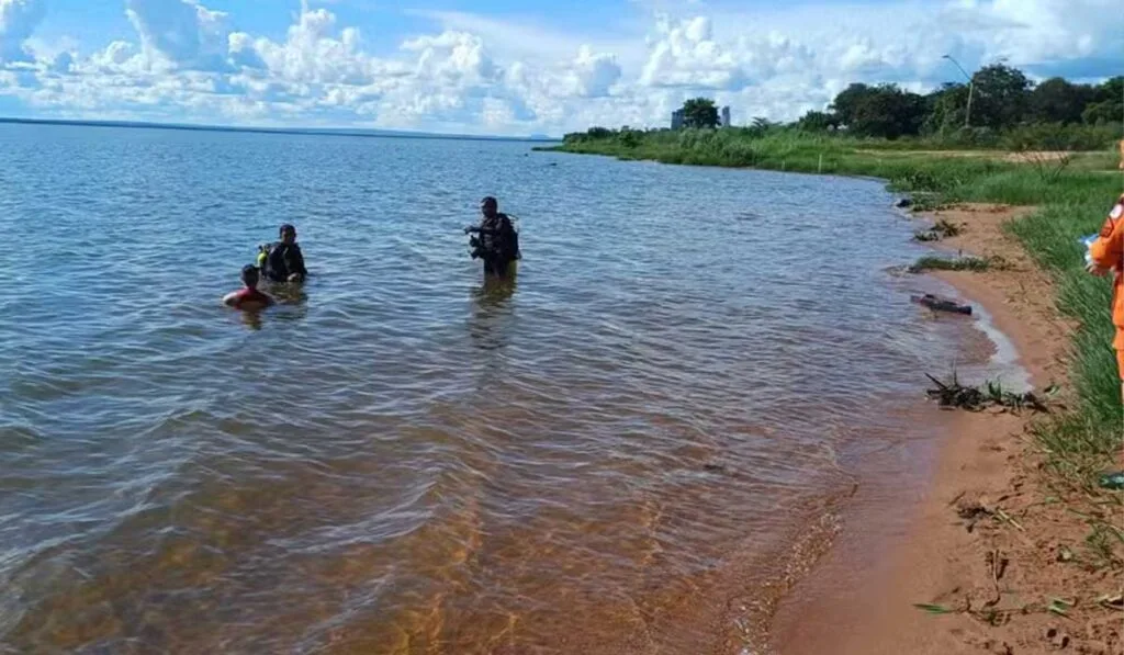 Mergulhadores dos bombeiros no lago em Palmas.
