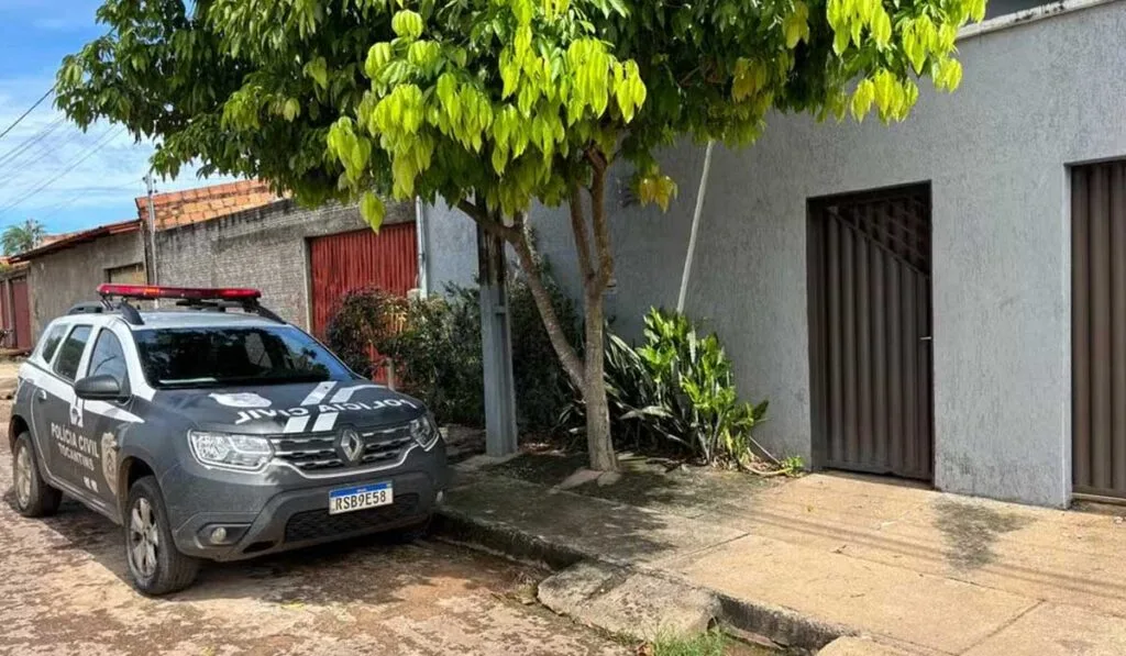 Mulher morta com golpes de picareta na cabeça é encontrada em cima da cama de casa abandonada