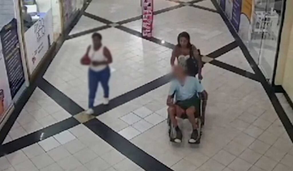 Mulher leva morto em cadeira de rodas para sacar empréstimo de R$ 17 mil