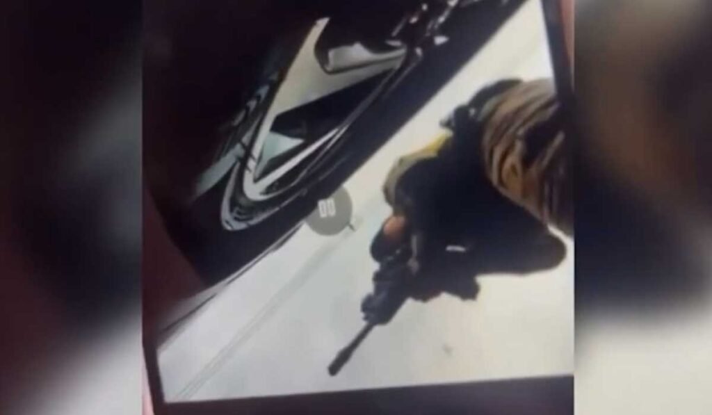 PM é filmado atirando com fuzil contra carro onde estavam suspeitos de crimes, em Goiânia.