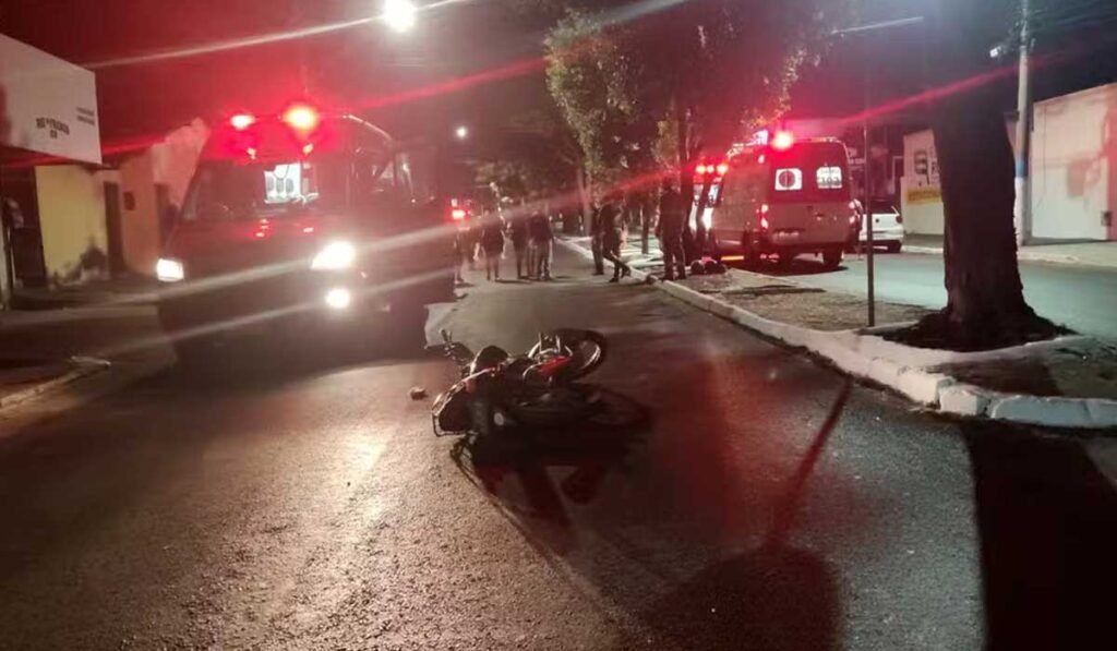 Dois morrem após motocicleta perder o controle em avenida e colidir com árvore