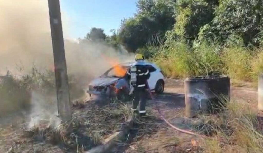 Bombeiros controlam chamas que atingiram carro em Araguaína.