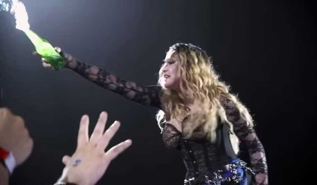 Sexo simulado, garrafada, quadradinho: 10 cenas que deram o que falar no show da Madonna