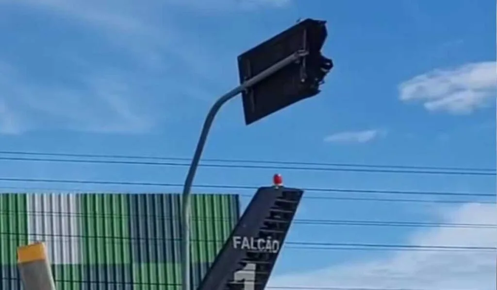 Helicóptero da PM bate em placa de trânsito durante pouso em Goiás