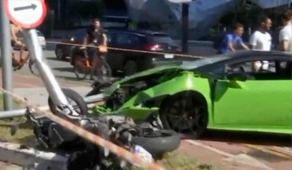 Motorista de Lamborghini persegue ladrão e bate carro em poste e moto após ter Rolex roubado