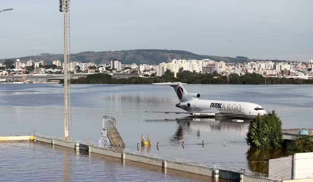 Aeroporto de Porte Alegre fica alagado devido fortes temporais que atingem o estado.