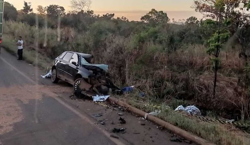 Batida entre carro e caminhão mata pai e filho e deixa dois feridos na TO-080