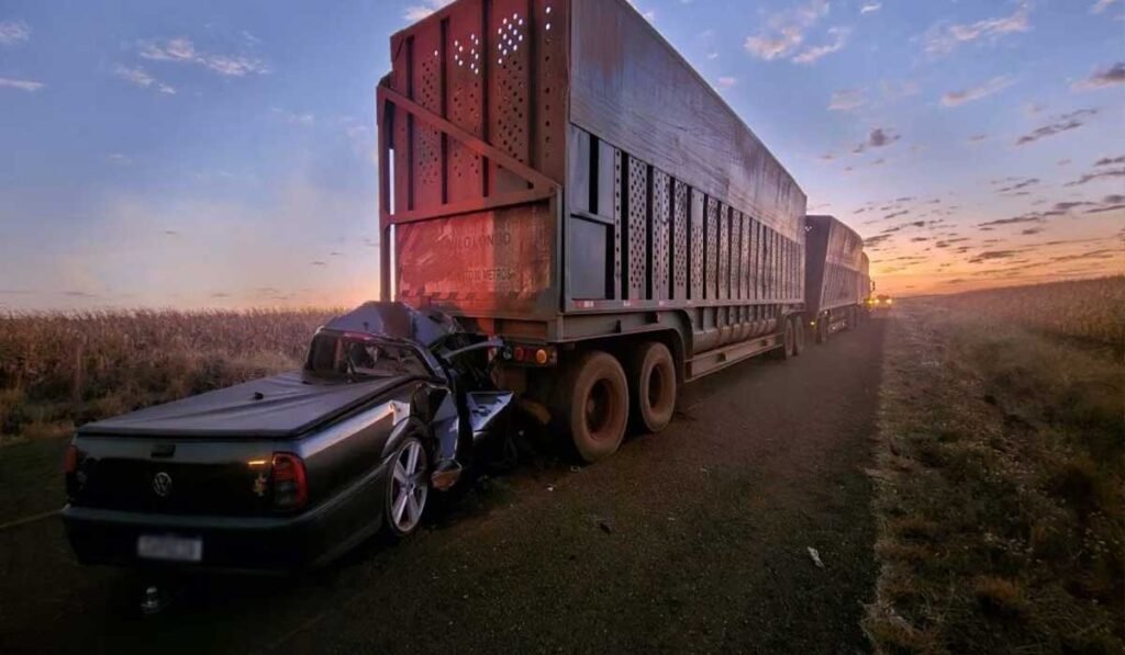 Duas pessoas e um bebê de três meses morrem após batida entre carro e carreta em rodovia de Goiás