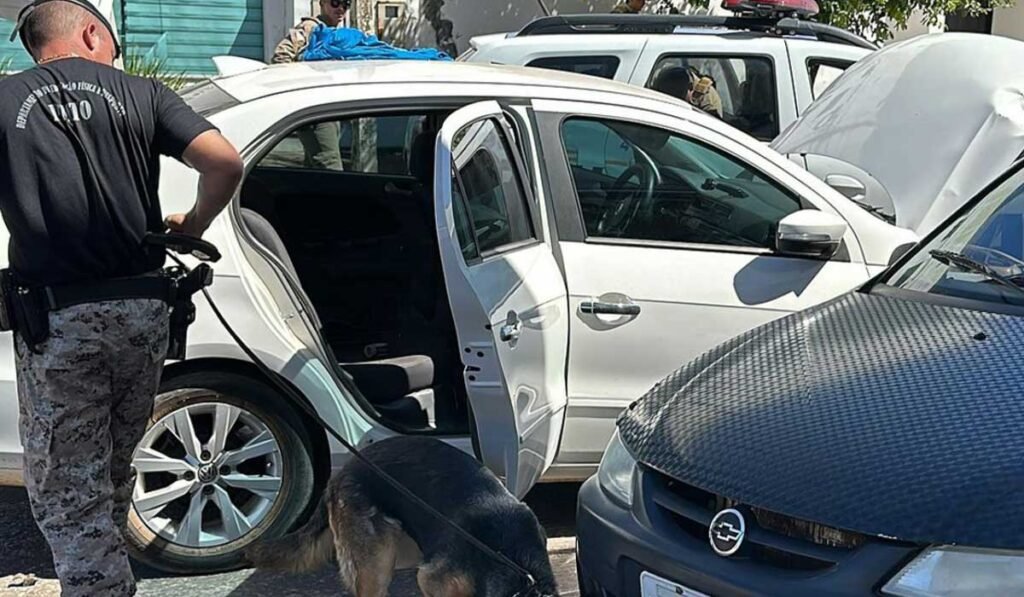 Motorista tenta fugir da polícia, bate em carros durante perseguição e acaba preso por tráfico