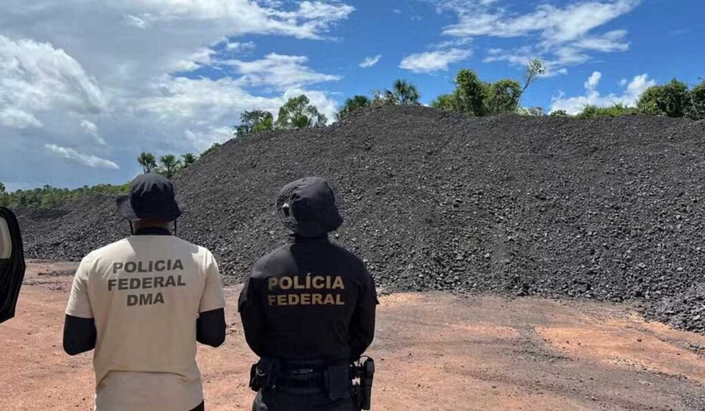 PF apreende 30 mil toneladas de minério ilegal em porto clandestino no Pará