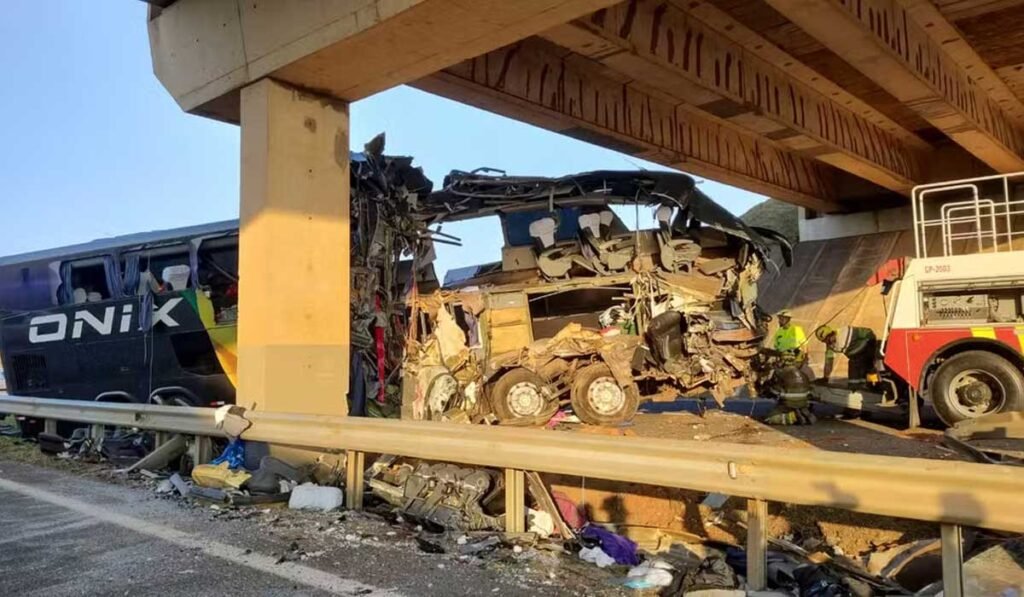 Acidente com ônibus deixa 10 mortos e mais de 40 feridos no interior de SP