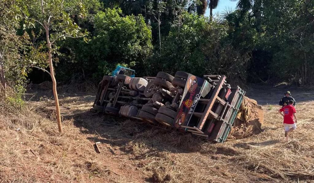 Motorista de caminhonete fica preso às ferragens após colisão entre caminhonete e caminhão na BR-153