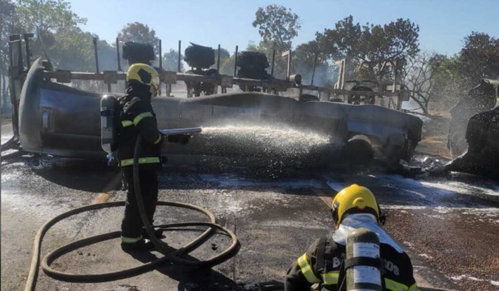 Caminhão carregado de metanol pega fogo após tombar na BR-153